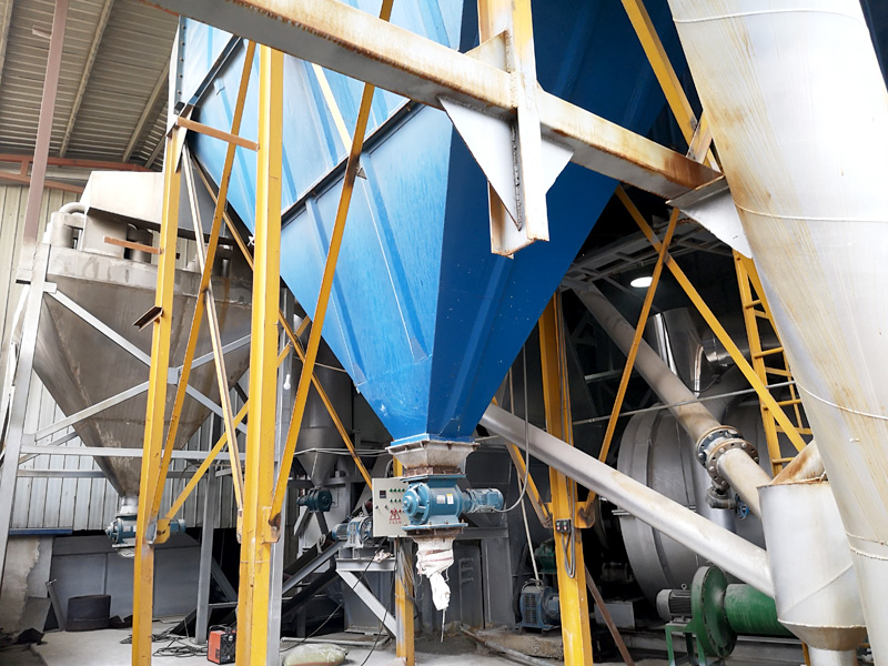 電熔氣熔爐生產高強度玻化微珠